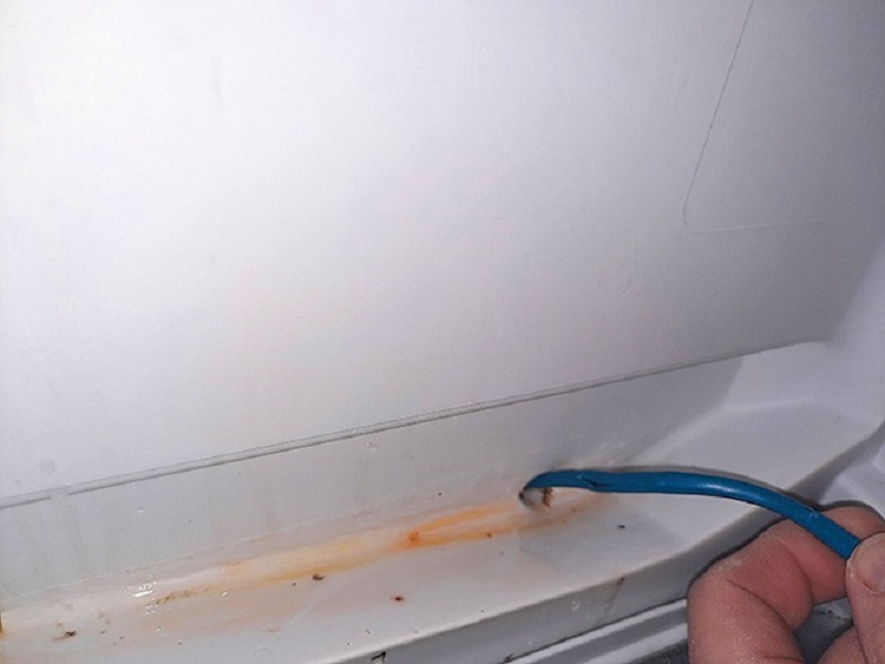 Почему течет холодильник Почему течет холодильник