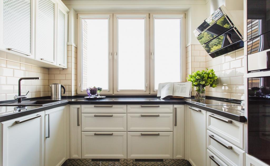Фото г образной кухни с окном фото