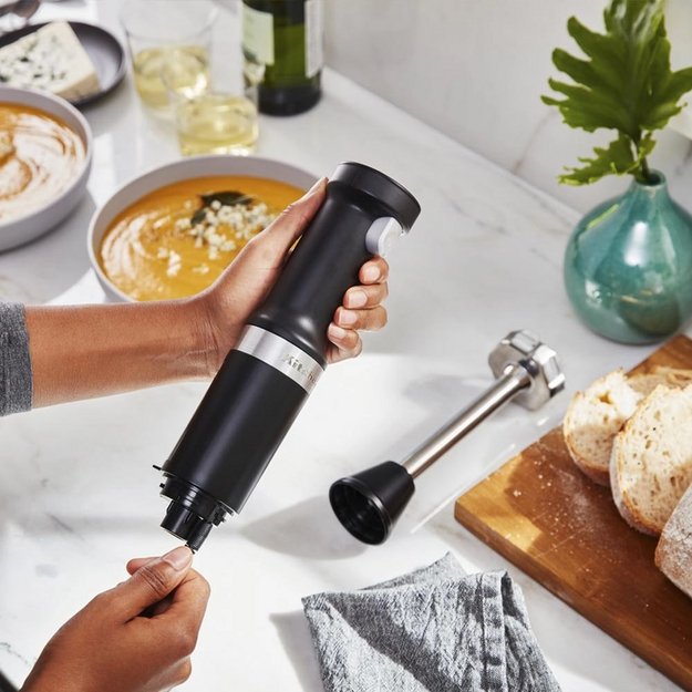 Погружной блендер беспроводной KitchenAid 5KHBBV53EBM черный (фото 9) Погружной блендер беспроводной KitchenAid 5KHBBV53EBM черный (preview 9)