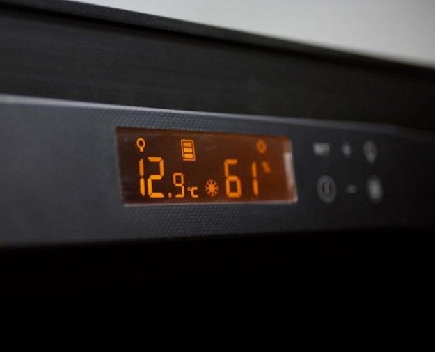 Встраиваемый монотемпературный винный шкаф EuroCave V-259 K-800020-L (preview 7)