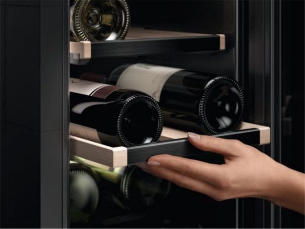 Встраиваемый винный шкаф AEG AWUS018B7B (preview 6)