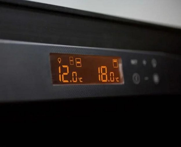 Трехтемпературный винный шкаф EuroCave P-300043-L (preview 3)