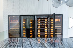 Монотемпературный винный шкаф EuroCave V-ROYALE-L V-10002-L фото 3 в Краснодаре