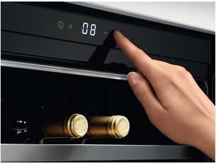 Встраиваемый винный шкаф АЕГ KWE884520M фото 3 в Краснодаре Встраиваемый винный шкаф AEG KWE884520M фото 3 в Краснодаре