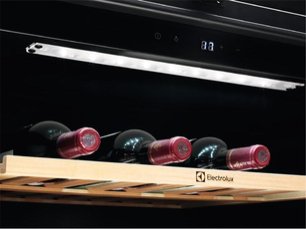 Встраиваемый винный шкаф Электролюкс EWUS052B5B фото 4 в Краснодаре Встраиваемый винный шкаф Electrolux EWUS052B5B фото 4 в Краснодаре