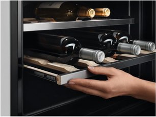 Встраиваемый винный шкаф АЕГ KWE884520M фото 4 в Краснодаре Встраиваемый винный шкаф AEG KWE884520M фото 4 в Краснодаре