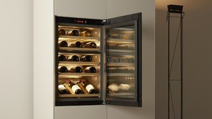 Встраиваемый винный шкаф Фауцуг WineCooler V4000 90 WC4T-51102 R черное стекло фото 2 в Краснодаре Встраиваемый винный шкаф V-ZUG WineCooler V4000 90 WC4T-51102 R черное стекло фото 2 в Краснодаре
