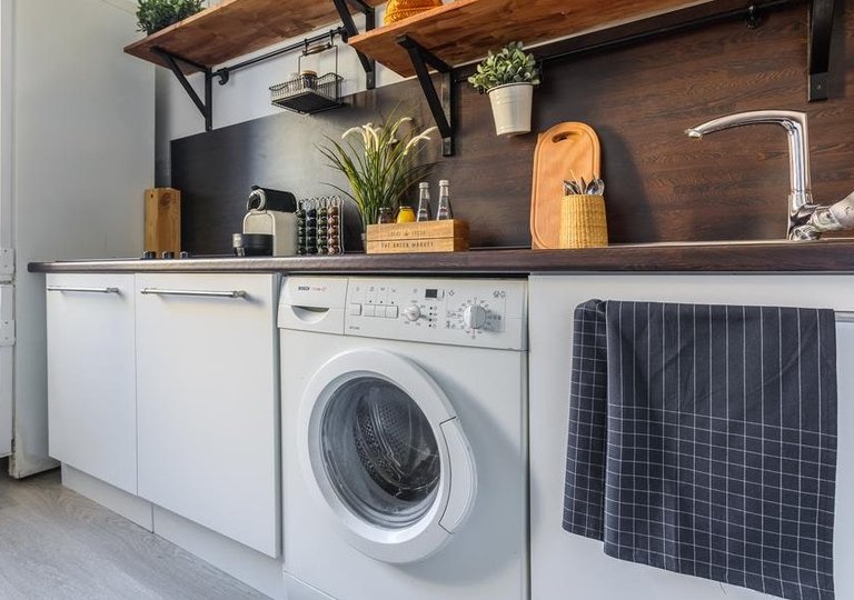 Стиральная машина на кухне под столешницей Стиральная машина на кухне под столешницей